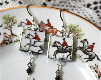 Pendientes colgantes cuadrados "Tally Ho" de joyería de porcelana rota con caza del zorro, caballo y jinete ecuestre.