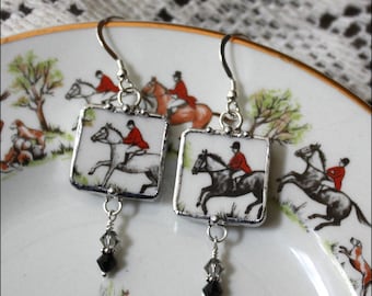 Pendientes colgantes cuadrados "Tally Ho" de joyería de porcelana rota con caza del zorro, caballo y jinete ecuestre.