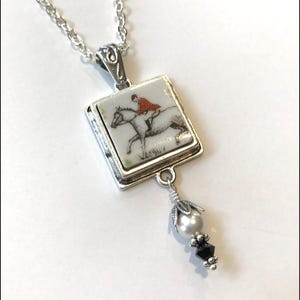 Gebrochener Porzellanschmuck, "Tally Ho" Fuchsjagd, Pferd und Reiter Reiterplatz Anhänger Halskette