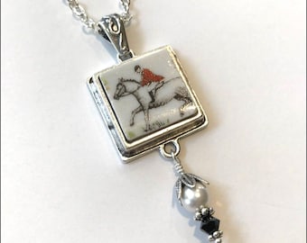 Joyería de porcelana rota, collar con colgante cuadrado ecuestre de caza del zorro "Tally Ho", caballo y jinete