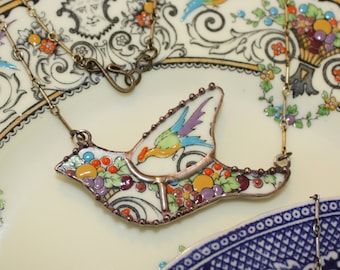 Peut inclure: Un ensemble de trois bols gigognes en céramique de tailles graduées. Les bols sont blancs avec un motif floral bleu et un bord festonné. Le plus grand bol mesure environ 20 cm de diamètre.