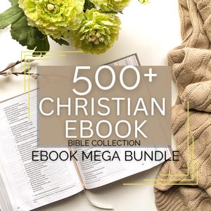 Könnte beinhalten: Nahaufnahme einer geöffneten Bibel mit dem Text "500+ Christian Ebook Bible Collection Ebook Mega Bundle" auf braunem Hintergrund.