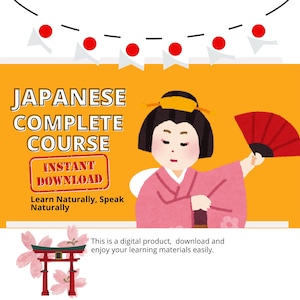 Puede incluir: Una ilustración amarilla y blanca de una mujer japonesa con un kimono rosa sosteniendo un abanico rojo. El texto "JAPANESE COMPLETE COURSE INSTANT DOWNLOAD Learn Naturally, Speak Naturally" está en la imagen. La imagen también incluye una puerta torii roja con flores de cerezo rosas.