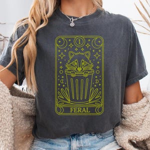 Wildes Waschbär Tarot Karte Komfort Farben Shirt, lustiges Trash Panda T-Shirt, Natur Grafik T-Shirt, Okkultes Shirt, süßes Tier Shirt, Unisex