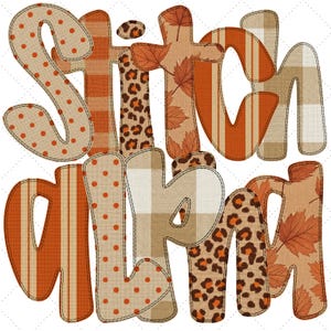 Peut inclure: Le texte "Stitch Mama" est affiché dans un style patchwork. Les lettres sont composées de divers motifs, notamment des pois, des rayures, des imprimés léopard et du plaid, dans des tons orange, beige et marron. Le design a un aspect matelassé.