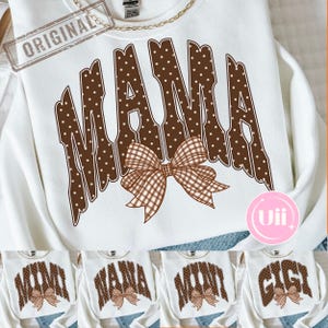 Peut inclure: Un sweat-shirt blanc à col rond arborant le mot MAMA en grandes lettres marron à pois blancs. Un nœud à motif vichy marron et blanc est centré sur le texte. Le motif est répété sur d'autres sweat-shirts avec les noms MIMI, NANA, MOONI et GIGI.