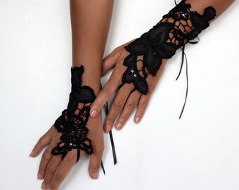 Mitaines noires en dentelle poignets asymétriques en corsage