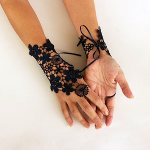 Puños de muñeca de encaje azul marino, guantes sin dedos de novia, amuletos de mano de boda, pulsera de puño de encaje, joyería de boda de encaje
