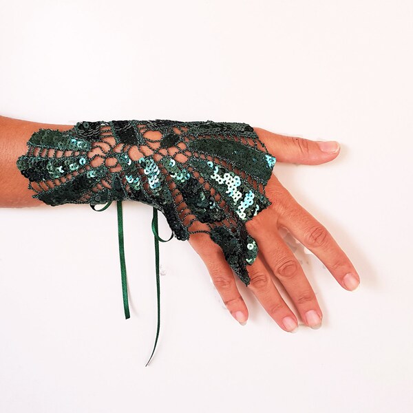 Emerald green lace wrist cuff, Sequined green wrist charm, Fingerless Glove Bridal Wrist Corsage, Formal Hand Fascinator Art Deco Wedding