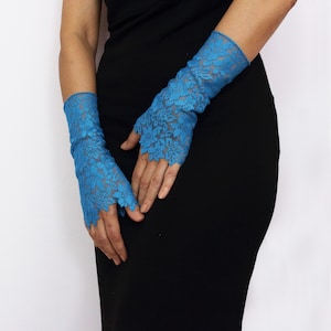 Blauwe kanten vingerloze handschoenen, kanten bruiloftshandschoenen, bruidspolsboeien, formele avondfeestaccessoires, iets blauwe handschoenen