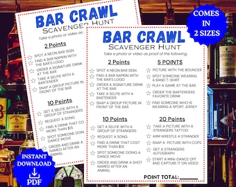 Op de afbeelding: Twee witte rechthoekige bar crawl scavenger hunt spelvellen met blauwe tekst. De vellen bevatten puntgebaseerde uitdagingen zoals selfies maken en drankjes bestellen. De zin "Comes in 2 Sizes" staat in een blauwe cirkel. Een PDF-knop is zichtbaar.