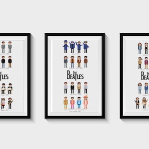 Puede incluir: Tres impresiones enmarcadas de arte pixelado que representan a los Beatles en diferentes atuendos y épocas. Las impresiones se titulan "The Beatles" y presentan el texto "De 1962 a 1970", "Rubber Soul a Sgt. Pepper's" y "Let It Be a la década de 1970".