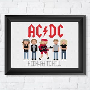 Puede incluir: Patrón de punto de cruz con la banda AC/DC y el texto "Highway to Hell". El patrón incluye cinco figuras pixeladas de los miembros de la banda, con el cantante principal sosteniendo un micrófono.