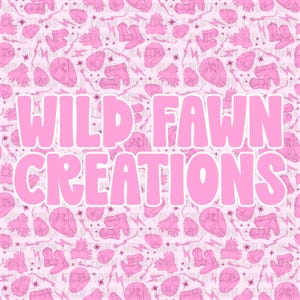 Può includere: Sfondo rosa con un motivo ripetuto di attrezzatura per saldatura, tra cui caschi, guanti e stivali. Le parole "WILD FAWN CREATIONS" sono visualizzate in grandi lettere rosa.