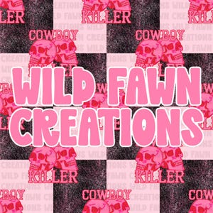 Può includere: Un motivo ripetitivo con teschi rosa e il testo "KILLER" e "COWBOY" su uno sfondo a scacchi nero e rosa chiaro. Il grande testo rosa "WILD FAWN CREATIONS" è centrato sul motivo, oscurando parti del design dello sfondo.
