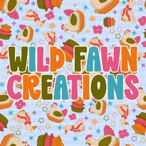 Puede incluir: Un fondo azul claro con un patrón repetido de pollos de dibujos animados, gansos y elementos florales. El texto "WILD FAWN CREATIONS" se muestra en letras grandes y coloridas en el centro de la imagen.