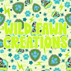 Può includere: Motivo ripetuto con un cane dei cartoni animati in tenuta da corsa, impronte di zampe, fulmini, stelle e scudi in tonalità di verde, blu e giallo. Il testo "WILD FAWN CREATIONS" è visualizzato in verde brillante.
