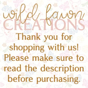 Pu&ograve; includere: Una grafica quadrata con sfondo bianco caratterizzata da un motivo ripetuto di farfalle e cerbiatti dai toni chiari. Il testo recita: wild fawn CREATIONS Thank you for shopping with us! Please make sure to read the description before purchasing.