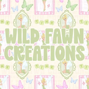 Può includere: Un motivo ripetitivo che presenta una fata dei cartoni animati con capelli biondi e ali verdi all'interno di una cornice ovale, intervallato da piccole farfalle blu e rosa, quadrati verdi con il testo TINK e il grande testo verde WILD FAWN CREATIONS.