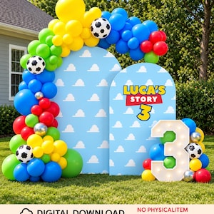 Puede incluir: Un set de fondo para fiestas con dos paneles arqueados con patrón de cielo azul y nubes blancas. Un panel muestra el texto LUCA'S STORY 3. Un arco de globos amarillos, azules, verdes, rojos y con patrón de balón de fútbol rodea los paneles.
