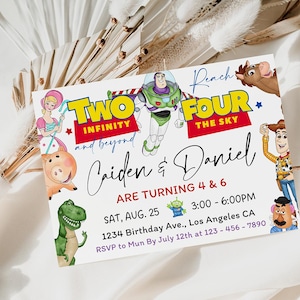 Puede incluir: Una tarjeta de invitación de cumpleaños rectangular con personajes de Toy Story como Buzz Lightyear, Woody, Bo Peep, Rex, Hamm, Bullseye, Mr. Potato Head y un alien. El texto dice Two Infinity and Beyond, Reach for the Sky, Caiden & Daniel are turning 4 & 6, Sat, Aug. 25, 3:00-6:00PM, 1234 Birthday Ave., Los Angeles CA, RSVP to Mun By July 12th at 123-456-7890.
