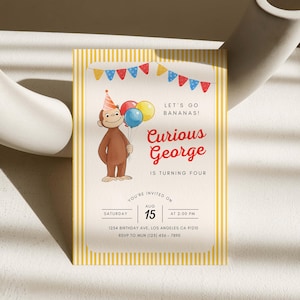 Puede incluir: Una tarjeta de invitación de cumpleaños rectangular con rayas verticales amarillas y blancas en los bordes. Presenta un mono marrón con un gorro de fiesta, sosteniendo tres globos de colores, con banderines y el texto Curious George is turning four.