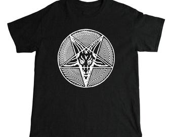 Könnte beinhalten: Schwarzes T-Shirt mit einem weißen Pentagramm und einem Ziegenkopf-Design.