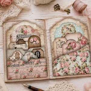 Op de afbeelding: Een open plakboek met twee pagina's met vakjes gevuld met decoratieve papieren labels en kaarten. De pagina's zijn versierd met bloemmotieven, vintage schrift en cijfers. Het plakboek is omringd door een zakhorloge, een sleutel en rozen.
