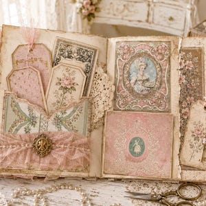 Könnte beinhalten: Ein offenes Sammelalbum mit Seiten, die mit rosafarbenem Blumenpapier, Spitze und Stofftaschen verziert sind. Die Seiten enthalten Anhänger im Vintage-Stil, eine Porträtillustration und eine kleine Verzierung aus Metall.