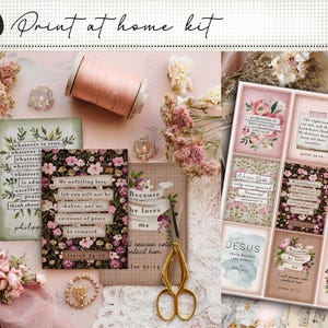 Puede incluir: Una colección de imprimibles con temática floral, que incluye tarjetas con versículos bíblicos y elementos decorativos. La imagen presenta una variedad de diseños florales rosas y verdes, junto con una bobina de hilo rosa y tijeras doradas. El texto "Print at home kit" es visible.