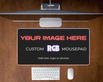 Aangepaste RGB-gamingbureaumat | Gepersonaliseerde muismat | Antislipbureaumat voor gamers | Valentijnsdagcadeau voor hem | Voeg je eigen tekst of afbeelding toe