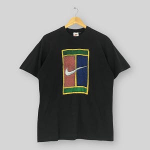 Vintage jaren 1990 Nike Court groot logo T-shirt medium Nike Challenge Court shirt met ronde hals Nike Agassi tennisbaan zwarte tshirt Nike T-shirt maat M