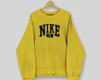 NIKE ナイキ スモールスウッシュ スウェット イエロー 刺繍ロゴ NIKE ナイキ スモールスウッシュ スウェット イエロー 刺繍ロゴ