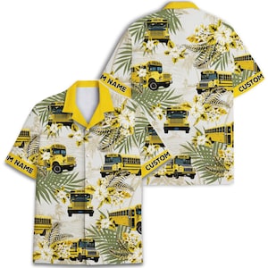Puede incluir: Camisa de manga corta con cuello amarillo y un estampado repetido de autobuses escolares amarillos, flores blancas y hojas verdes sobre un fondo crema. Las mangas tienen el texto "M NAME" y "CUSTOM".