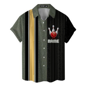 Puede incluir: Camisa de bolos de manga corta con botones. La camisa presenta un gráfico de bolos y bola con la palabra "NAME" debajo. La camisa tiene una combinación de colores verde, negro y dorado y está etiquetada como "XL".