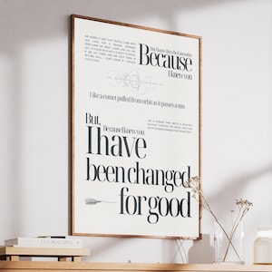 Peut inclure: Une affiche encadrée avec un fond blanc et un cadre en bois brun foncé. L'impression présente le texte "Because I knew you, I have been changed for good" dans une police élégante et audacieuse. L'impression comprend également une petite illustration.