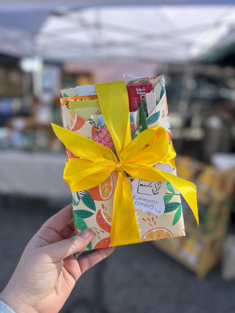 Blind Date With A Book – Surprise Mystery Book Gift Set 画像 1
