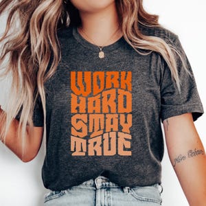 Camiseta "Trabalhe Duro, Permaneça Fiel", Camiseta com Estampa Motivacional, Camiseta com Letras Retrô, Camiseta com Presente Inspirador, Camiseta "Hustle Hard Workwear"