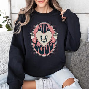 Sudadera retro "Date Love", cuello redondo con estampado de corazón de dibujos animados vintage, suéter con mensaje positivo estilo años 90, suéter acogedor y moderno.
