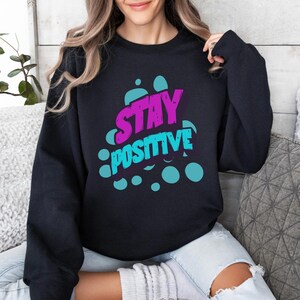 Bleib Positiv Sweatshirt, Retro Bubble Letter Grafik Pullover, Buntes Motivationszitat Shirt, Fühle Dich Gut Hoodie Geschenk für Sie oder Ihn