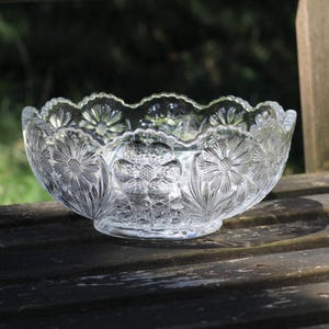 Daisy Pressed Glass Scalloped Decorative Bowl