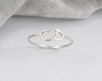 Delicado anillo minimalista de plata, diseño moderno.