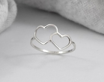 Anillo de corazones enlazados de plata