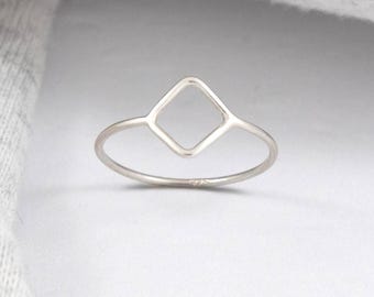 delicado anillo de rombo de plata