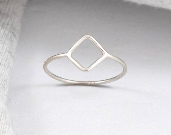 delicado anillo de rombo de plata