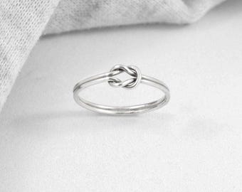 Anillo de nudo marinero de plata minimalista.