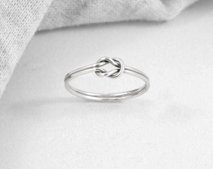 Anillo de nudo marinero de plata minimalista.
