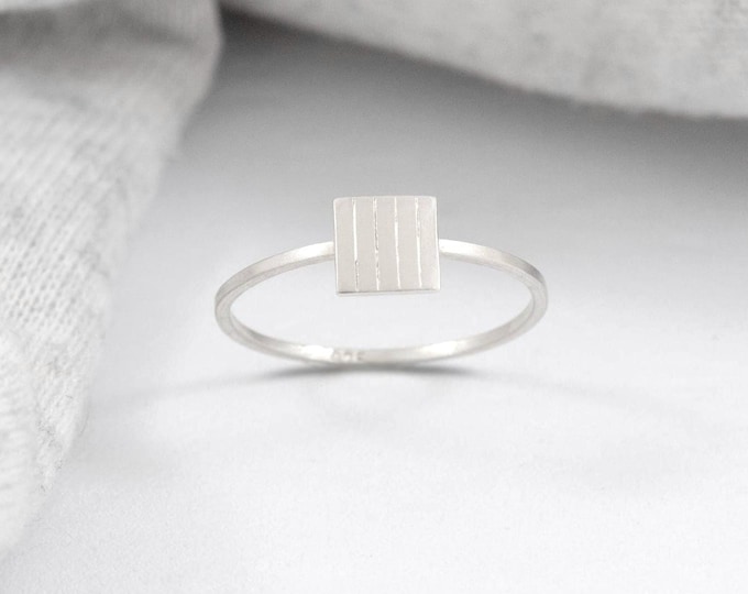 Anillo cuadrado en plata de ley.