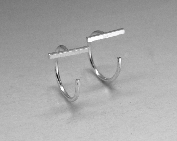 Half hoop earrings with horizontal bar – Modern and minimalist design in handmade silver