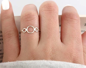 Anillo minimalista de plata de triple círculo.